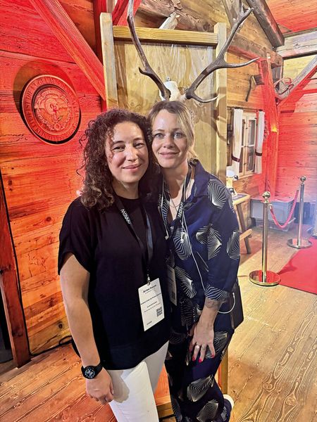 Hut ab für die grandiose Organisation an Esther Hartung (r.), zusammen mit Andrea Catel de Prates Soares, und das ganze Arrow-Team.  (Bild: Vogel IT-Medien GmbH)