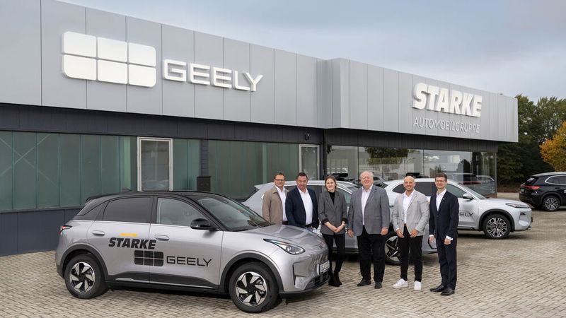  (v.li.): Ingo Bronner, Tim Vogel, Ann-Cathrin Starke, Michael Starke und Marius Escher von der Starke-Autohausgruppe mit Geely-Deutschlandchef Philipp Hempel.  (Bild: www.weigl.biz)