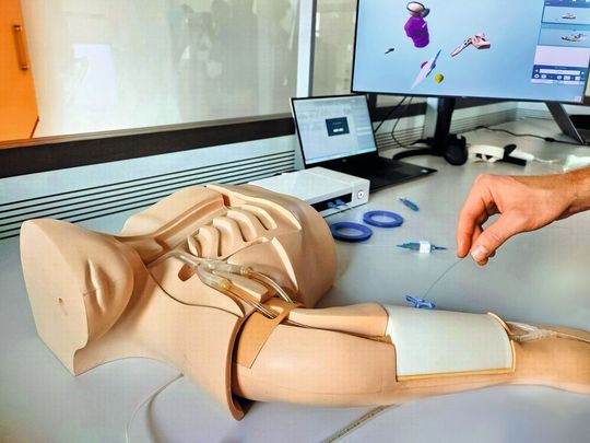 Demonstration der für den Einsatz im OP entwickelten Fasersonde. (Bild:  Fraunhofer IOF)