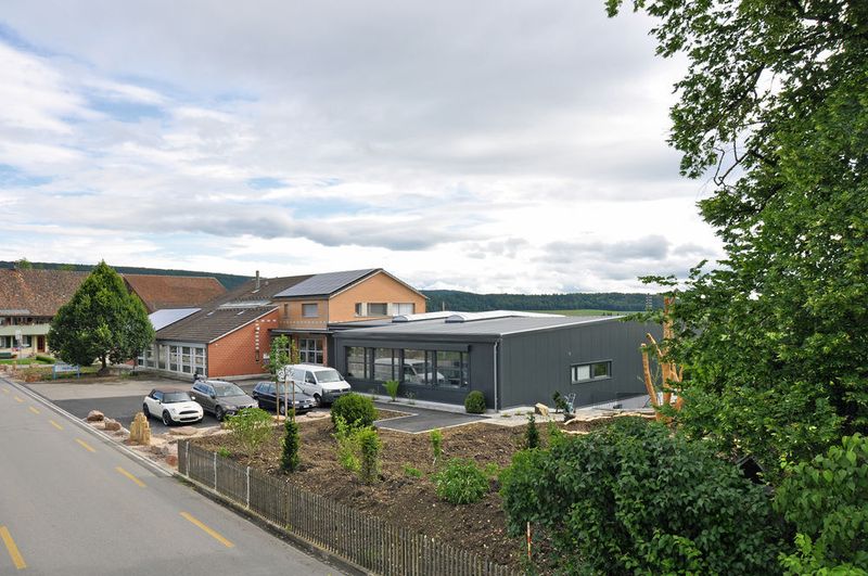 Das erweiterte Betriebsgebäude. (Metaflon)