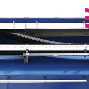 Wartungsfreie Gleitlager und ein intelligenter Verschleißsensor sollen bei dieser Rollenkette für Kran- und Portalanlagen für eine höhere Lebensdauer sorgen. 