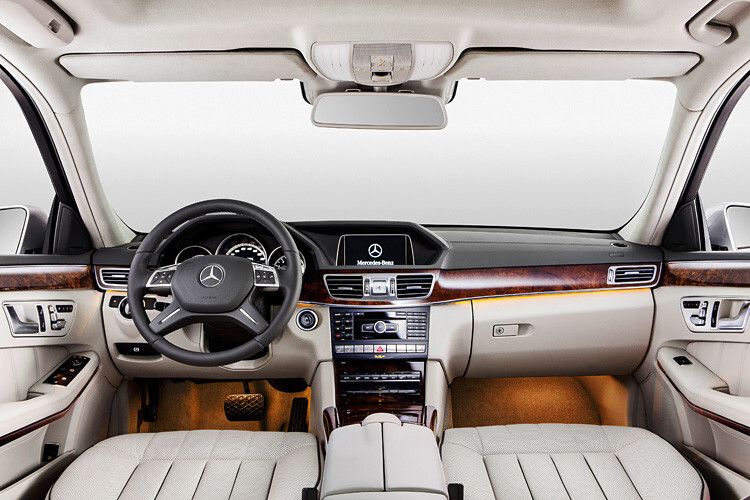 Die Instrumententafel der Mercedes E-Klasse hat viele Elemente, die in Silberchrom-Rahmen gefasst sind. Die Analoguhr zwischen den beiden zentralen Lüftungsdüsen und die zurückhaltend gestalteten Bedienelemente darunter unterstreichen das elegante Interieur des Business-Autos. (Foto: Daimler)