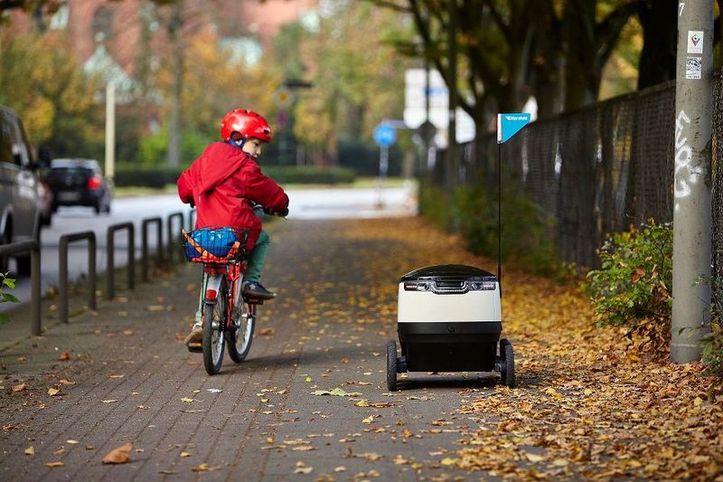 Dieser Starship-Zustellroboter von Hermes ist in Hamburg-Ottensen im Einsatz. (Hermes)