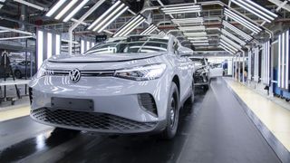 2025 wurden in Deutschland so viele Batteriefahrzeuge produziert wie noch nie. Hier die Produktion des ID 4 im Volkswagen-Werk Emden.  (Bild: Volkswagen)