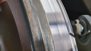 Der Radsatz ist eines der am stärksten belasteten Bauteile von Zügen – bei deren Reprofilierung jedesmal entsprechend viel Metallspäne anfallen. (Mayfran)