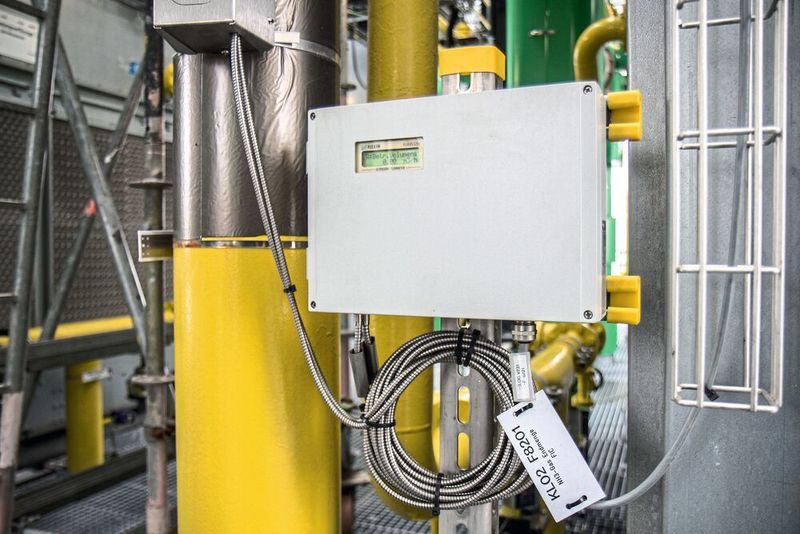 Geschützt durch ein Aluminiumgehäuse misst hier ein Clamp-On-Ultraschallsystem eingriffsfrei den Durchfluss von warmem Ammoniakgas in der Kältezentrale eines Chemieparks. (Flexim)