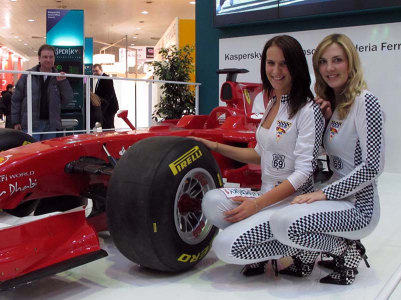 Kaspersky setzte auf Eyecatcher anderer Art: Einen flotten Formelflitzer umrahmt von feschen Damen. (Bild: ds)
