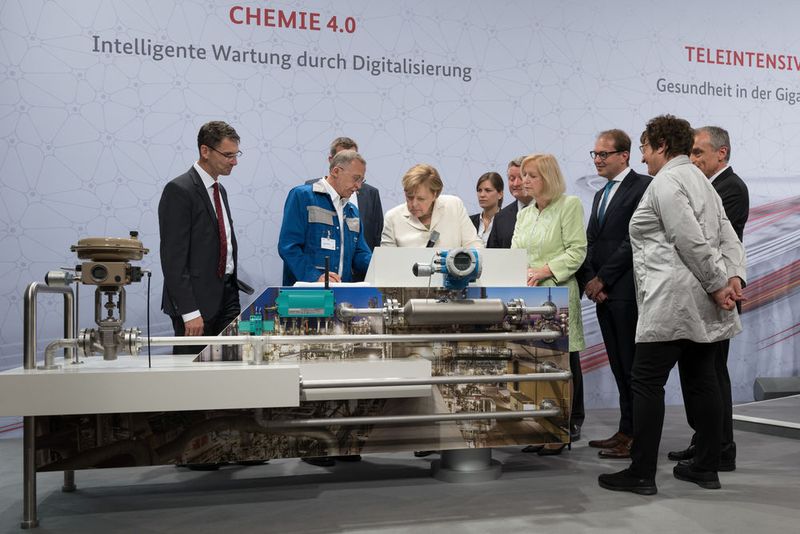 Eine Plattform für Indutrie 4.0 in der Chemie: BASF, SAP, Pepperl+Fuchs, Samson und Endress+Hauser präsentierten Bundeskanzlerin Angela Merkel gemeinsam die Möglichkeiten der Digitalisierung. (Bild: Maurice Weiss BMWi/Ostkreuz)