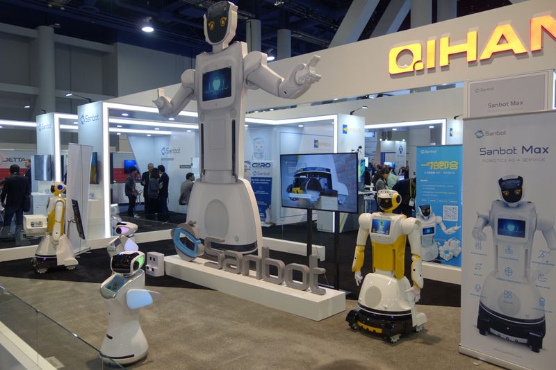 Sanbot und seine kleinen Helfer! (Bild: IT-BUSINESS)