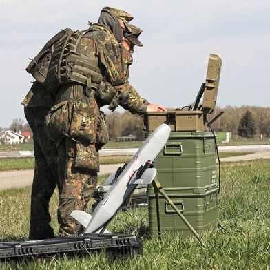 Soldaten erproben einen Demonstrator im Innovationslabor der Bundeswehr in Erding. (Bild: © 2025 Bundeswehr/Heike Westhöfer)