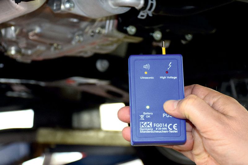 Prüft Unsicht- und Unhörbares: Mit dem Marderscheuchen-Tester von K & K kann der Einbaubetrieb die Funktion von Ultraschallsender und Hochspannungsplatten gefahrlos prüfen. (Holz)