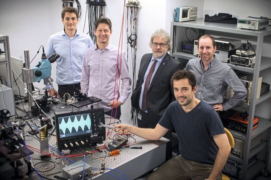 Das Forschungsteam vom Institut für Festkörperelektronik: Benedikt Schwarz, Aaron Maxwell Andrews, Gottfried Strasser, Johannes Hillbrand, Hermann Detz (v.l.n.r.). Das Forschungsteam vom Institut für Festkörperelektronik: Benedikt Schwarz, Aaron Maxwell Andrews, Gottfried Strasser, Johannes Hillbrand, Hermann Detz (v.l.n.r.).