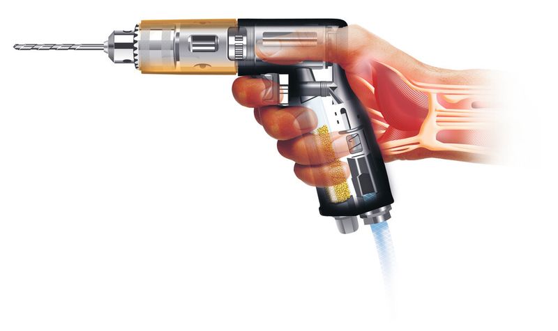 Die richtige Griffkonstruktion unterstützt die Ergonomie. Sie verhindert Ermüdungserscheinungen und zu stark gebeugte oder verdrehte Handgelenke. Durch die leichte Abwinklung des Handgriffs dieser Bohrmaschine kann der Mitarbeiter eine besonders starke Vorschubkraft auf die Verlängerung der Bohrspindel aufbringen. (Bild: Atlas Copco Tools)