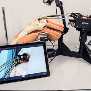 Um die Operationen korrekt ausführen zu können, lässt sich der Miniaturroboter über flexible Spiralspindeln präzise im Körper bewegen.(Bild:  Beckhoff)