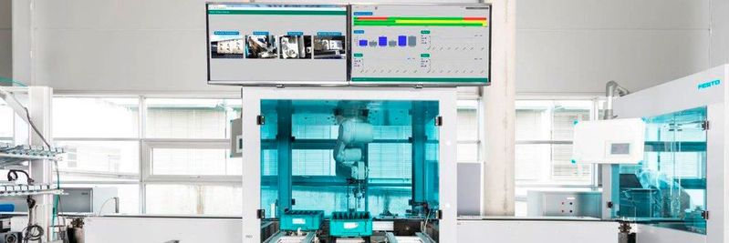 Die Smarte Systemoptimierung kann mit den hochfrequenten Daten Prozesse automatisiert beurteilen und Fehlerentstehung sowie Folgefehler in verketteten Anlagen aufdecken (rechter Bildschirm).(Bild:  Fraunhofer IPA/IFF-Rainer Bez)