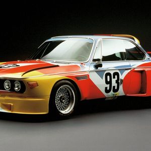 Wer konnte 1975 ahnen, dass der von dem amerikanischen Bildhauer Alexander Calder gestaltete Rennwagen BMW 3.0 CSL der Auftakt zu einer heute legendären Kunstserie sein würde? Niemand, nicht mal bei BMW. Hervé Poulain ging selbst auf den Autohersteller zu. Die Idee der BMW Art Cars entsprang also nicht dem Plan einer PR-Abteilung. Poulain pilotierte den BMW 3.0 CSL mit der Startnummer 93 dann selbst beim 24-Stunden-Rennen von Le Mans. Er erreichte zwar nicht das Ziel, doch die Resonanz auf das bunte Calder-Mobil war überragend. Und damit war der Startschuss für die BMW-Art-Cars gefallen.(Bild:  BMW)