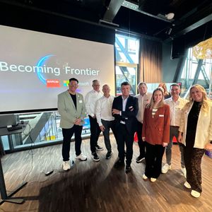 Das BARCO Team und Martin Zimmer (l., Microrosoft) sind startklar für den Boxenstopp in München. (Bild: Vogel IT-Medien GmbH)