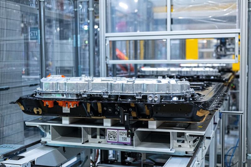 Montage der Hochvoltbatterien im BMW Group Werk Irlbach-Straßkirchen. (Bild: Armin Weigel)