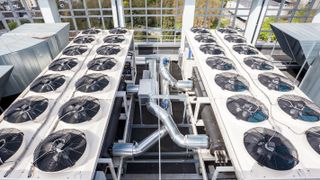 Bei effizienten HLKK-Systemen spielt die Antriebstechnik eine zentrale Rolle. (Bild: ©denboma/stock.adobe.com)