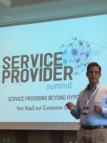 Dr. Oliver Mauss (netgo) gab der Teilnehmerschaft wichtige Einblicke, wie ein Wandel der Service Provider erfolgreich gemeistert werden kann. (Bild: Vogel IT-Medien GmbH)