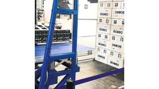 Über dem blauen Förderband zur weiteren Abfuhr der Pakete nach links ist der Vakuumgreifer mit den Scanner-Modulen zu erkennen. (Maienschein)