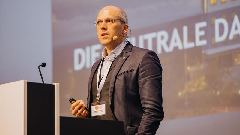 Raphael Damann, DAT, brachte den Teilnehmern die DAT-Bilderkennung näher. (Bild: Knüttel | BKfotofilm)