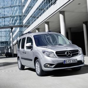 Der Citan basiert auf dem Renault Kangoo. Er rundet das Angebot der Marke mit dem Stern im Transportersegment nach unten hin ab.