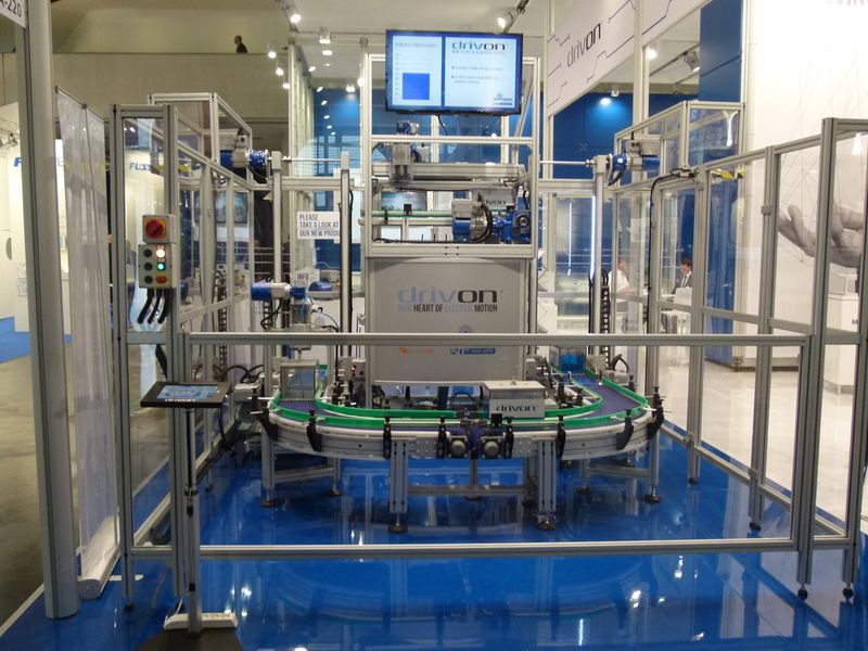 Zum 25. Messe-Jubiläum strömten 56.787 Besucher durch die 14 Hallen, in denen insgesamt 1.602 Aussteller ihre Produkte und Lösungen der Automatisierungsbranche präsentierten. Im Kongresszentrum der SPS IPC Drives fanden zudem verschiedene Veranstaltungen statt. Dieses Angebot nahmen 253 Teilnehmer wahr.  (Bild: VBM)