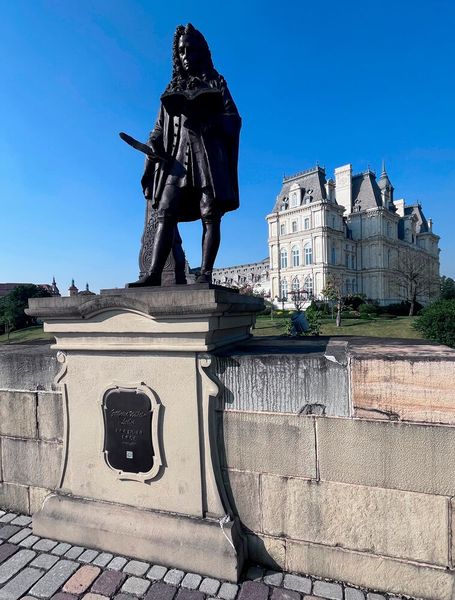 Abbildung 54: ... und hier mit dem Nachbau der Universitätsbibliothek im Hintergrund, der sächsische Mathematiker und Philosoph Gottfried Wilhelm Leibniz - auch wenn die angebrachte Tafel etwas anderes behauptet.  (Bild: uo / Vogel IT-Medien G,bH)