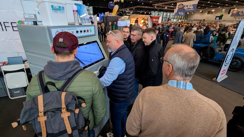 Nassstrahlen als Alternative zum klassischen Trockenstrahlen: Da schaut man doch glatt mal zu. (Bild: Dominsky – VCG)