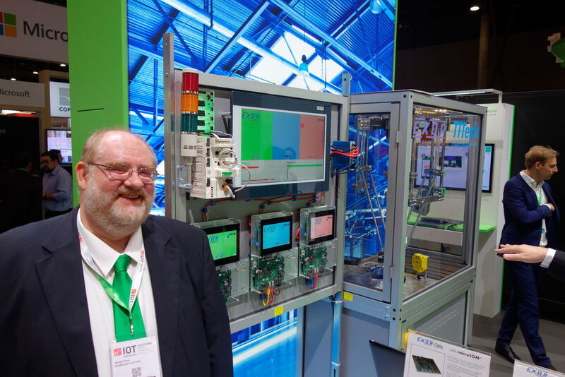 George Ditzel zeigte am Stand von Schneider Electric eine Smart Factory mit IoT-Server und Time Sensitive Network, das alle gängigen Protokolle integriert. (M. Dalke)