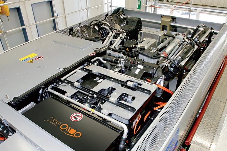Im Heckbereich des Busdaches befinden sich das Lithium-Ionen-Batteriesystem, die Brennstoffzellen, das Kühlsystem und die Klimaanlage. ( Daimler)