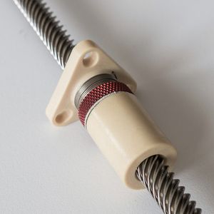 Bild 4: Bei diesem Gewindetrieb mit Gleitmutter aus Kunststoff für Positionier- und Zustellbewegungen sorgt eine integrierte Federvorspannung lebenslang für minimales Umkehrspiel.