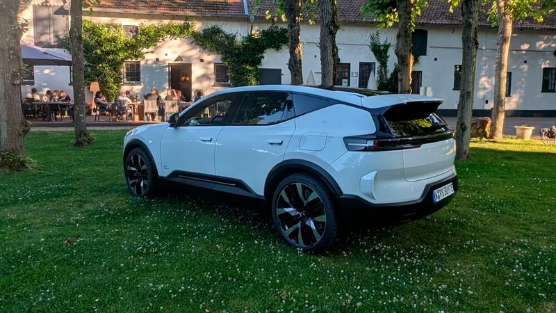 Das Design ist ein echter Hingucker: Das durchgehende Lichtband am Heck betont die Breite des Modells. (Bild: Mauritz – VCG)