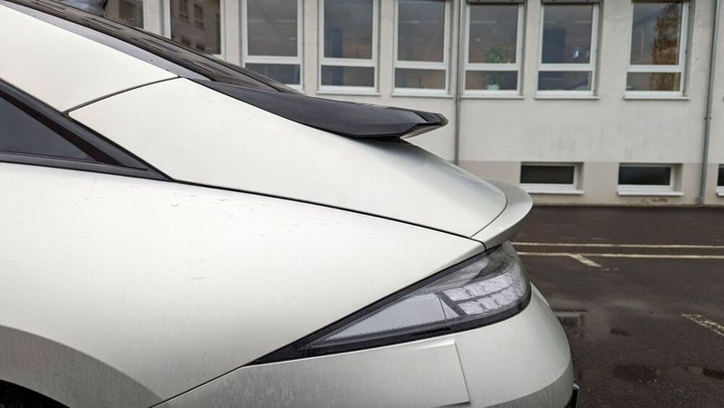 Wenn Hyundai auf den oberen der beiden Heckflügel verzichtet hätte, dann hätte der Ioniq 6 eine elegante Fließhecklimousine werden können. Wenn.(Bild:  Rosenow – VCG)