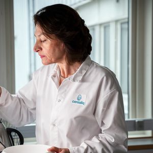 Kuhmilch ist zwar nahrhaft, ihre Produktion kann jedoch überdurchschnittlich hohe Treibhausgasemissionen verursachen. Gleichzeitig haben viele Menschen weltweit Probleme mit der Verdauung von Laktose und nehmen zu wenig Ballaststoffe zu sich. Pflanzliche Alternativen gibt es schon seit langem, doch frühe Versionen konnten die Konsistenz und den Geschmack von Milchprodukten nicht nachahmen. Angeliki Triantafyllou hat einen enzymatischen Prozess entwickelt, der Hafer in eine schmackhafte Alternative zu Milchprodukten verwandelt.(Bild:  EPO)