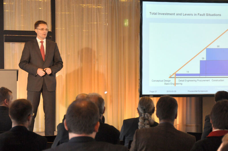 Dr. Kurt Bettenhausen, Siemens Engineering Consulting, stellte das Geschäftsfeld der Siemens vor, das einst aus der Höchst AG hervorgegangen ist und Kunden in den frühen Phasen der Planung und des Engineerings beratend zur Seite steht.  (Bild: Marion Henig)