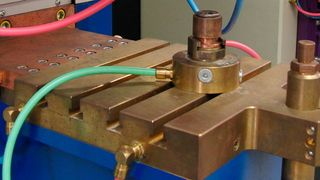 Die Punkt- und Buckelschweißanlage an der SLV Duisburg wird mit einer Hz-Inverter-Stromquelle betrieben. Für die erforderliche Kühlleistung sorgen Eisele-Steckanschlüsse mit ProWeld-Schläuchen
 (Schreiber/SLV Duisburg)