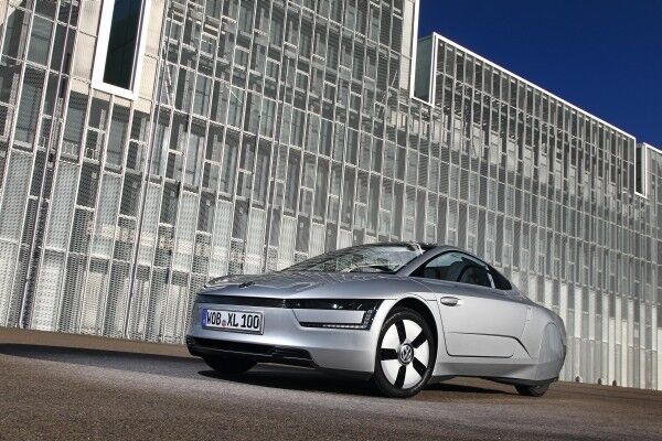 Der VW XL1: das Hybridfahrzeug braucht nur 0,9 Liter Sprit auf 100 Kilometern (Bild: Volkswagen)