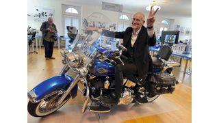 Pierre-Yves Kohler, directeur du SIAMS sur le départ du voyage de presse 2025 qui commence au showroom de Ryf AG, une déco qui en jette ! (Source : MSM)