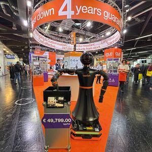 Igus auf der SPS 2025 in Nürnberg: Vorzeige-Roboter "Iggy Rob" ist die Galionsfigur des Messestandes.(Bild:  Manuel Christa)