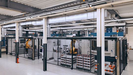 Kompakt und bis ins Detail durchdacht: Zwei hochproduktive Automationslösungen für die Serienfertigung. Doppelspindlige Komplettbearbeitung von Hydraulikblöcken mit 72 Stunden Autonomie – gemeinsam ganz individuell gelöst.(Bild:  Helfina AG)