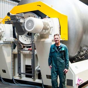 Mit einem maximalen Chargenvolumen von 25.000 Litern und einem Chargengewicht von ca. 20 Tonnen ist der L25000 von Lindor der größte Trommelmischer der Branche.(Bild:  Lindor)