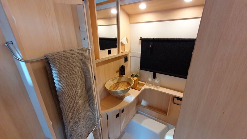 Und so sieht es im Bad des Erica-Konzeptwohnwagens aus. (Bild: Mauritz – VCG)