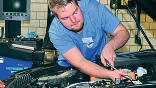 Kfz-Mechtroniker-Azubis können in einem neuen Wettbewerb ihre Fähigkeiten unter Beweis stellen. (Schmidt/»kfz-betrieb«)