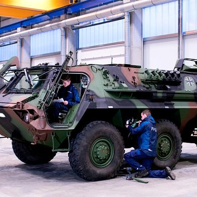 FFG Flensburger Fahrzeugbau steht vor einem neuen Kapitel! Denn Deutz will das Unternehmen kaufen, um im Rüstungssektor breiter aufgestellt zu sein. Das wäre der größte Kauf in der Deutz-Geschichte. FFG ist etwa für die Wartung des Radpanzers Fuchs (im Bild) verantwortlich. (Bild: FFG)