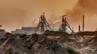 Das Lieferkettengesetzt wird kommen, sagt der VDW. Doch die Geister scheiden sich. Im Podcast „Tech Affair – Industry for Future“ will der Verein mit der Politik einen mehrfach erhellenden Spot aufs Thema richten. Hier ein Blick auf die chinesische Art der Rohstoffgewinnung. (H. Schnell)