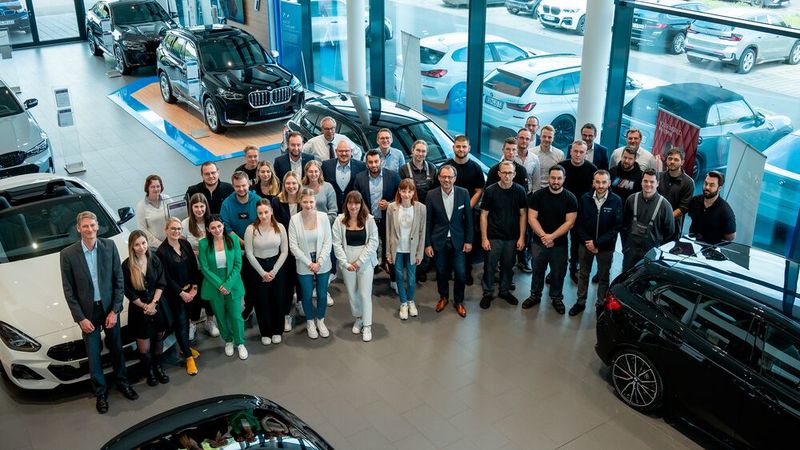 Den Klimawandel im Blick: Das Bamberger Autohaus Sperber wurde besonders nachhaltig gebaut. Es kommt ohne fossile Brennstoffe aus und verfügt unter anderem über eine spezielle Wasseraufbereitung. (Bild: Jonas Blank)