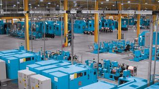 Bei Turnkey-Projekten stehen zig Niehoff-Maschinen in einer Halle. Schallschutz hat dabei höchste Priorität. (Niehoff)