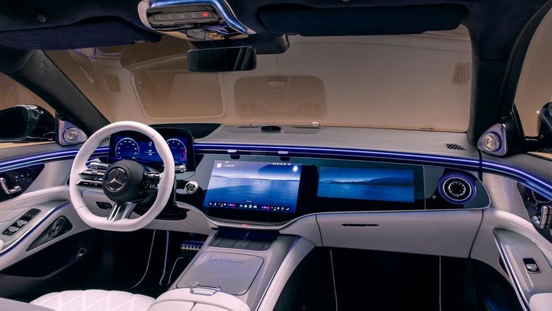 Der Superscreen kombiniert ein fast 37 Zentimeter breites Fahrerdisplay mit einem etwas kleineren Bildschirm von den Co-Piloten. (Bild: Mercedes-Benz)